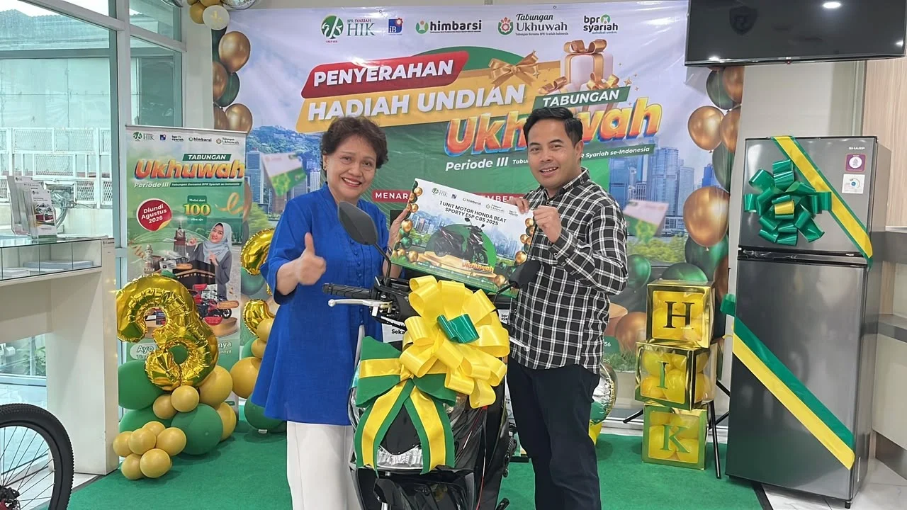 Foto:&nbsp;Direktur Bisnis BPR Syariah HIK Rahmat Mauludin saat menyerahkan hadiah motor honda beat kepada&nbsp;nasabah tabungan ukhuwah Surasti Mulyani.